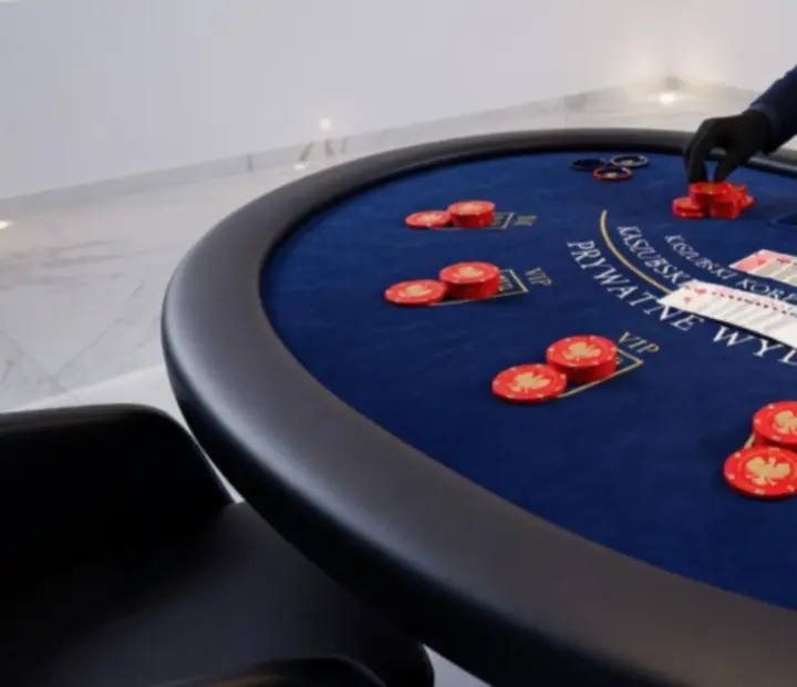 Elegancki stół do blackjacka podczas wieczornego eventu